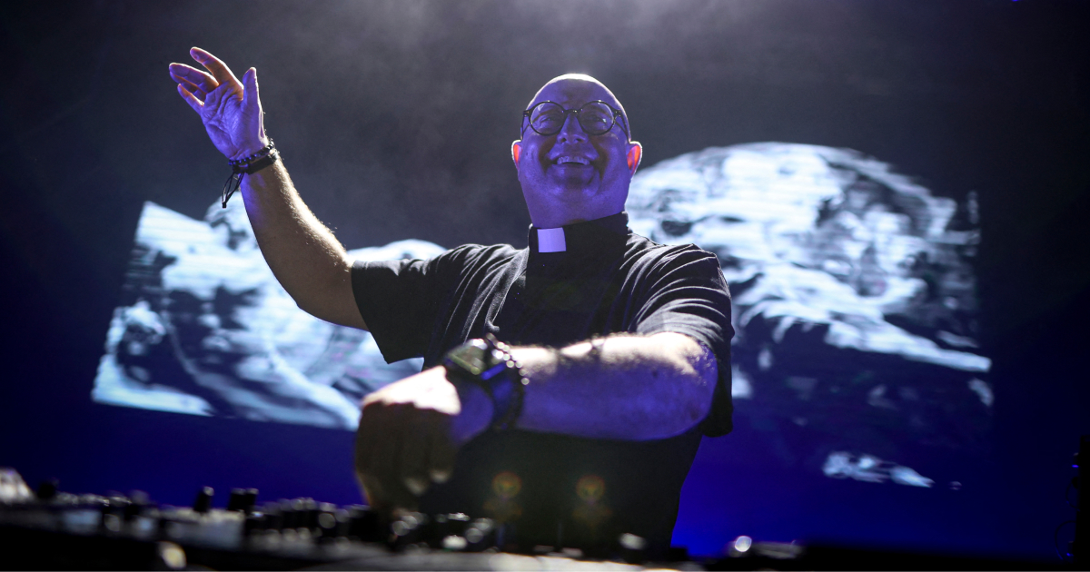 padre-guilherme-the-dj-priest